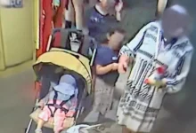 Το κενό σχεδόν πέντε ωρών από την πρώτη καταγραφή της άγνωστης γυναίκας με τα τρία παιδιά έως την δεύτερη, που εμφανίζεται