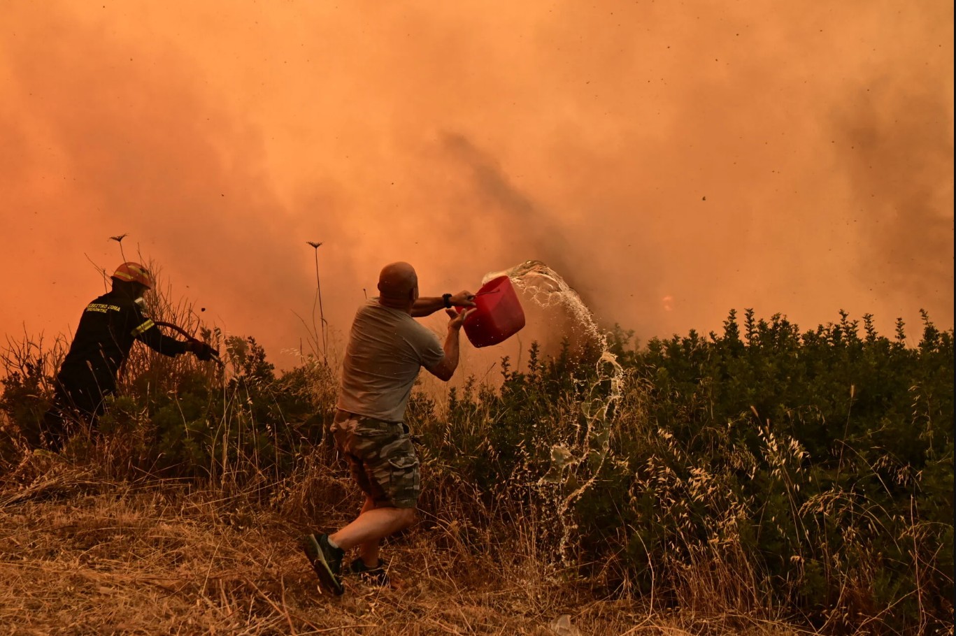 Άμεσος κίνδυνος να καεί ένα μεγάλο μέρος των βορείων προαστίων της Αθήνας εάν δεν ελεγχθεί μέχρι το βράδυ η μεγάλη πυρκαγιά που ξεκίνησε