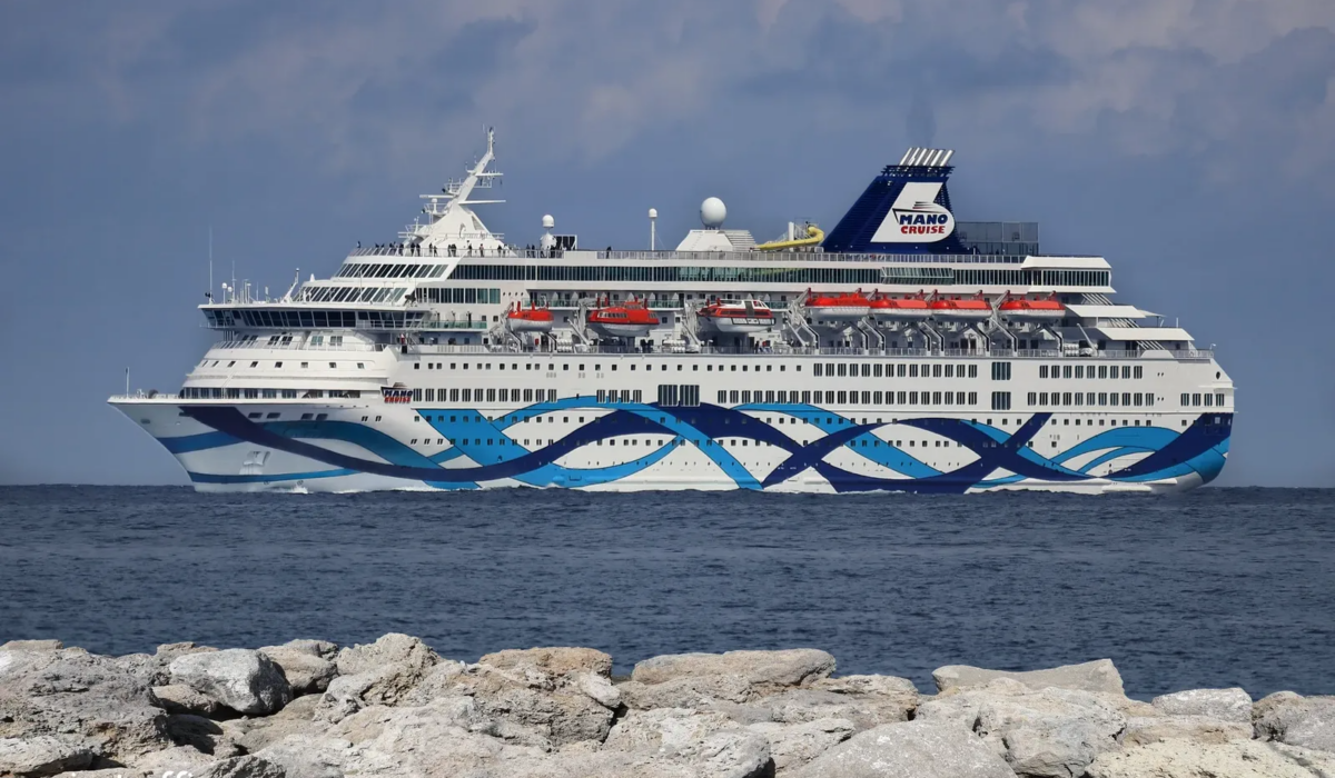 Στα ανοικτά του λιμανιού της Ρόδου βρίσκεται από το πρωί το κρουαζιερόπλοιο Crown Iris, το οποίο μεταφέρει Ισραηλινούς τουρίστες