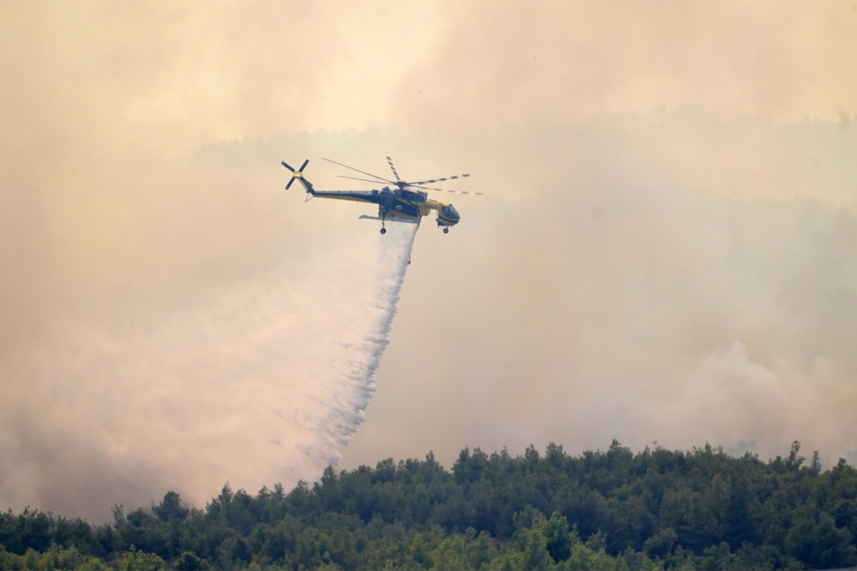 Σημαντική βελτίωση παρουσιάζει η εικόνα στα περισσότερα πύρινα μέτωπα της χώρας, έπειτα από τις ολονύχτιες προσπάθειες