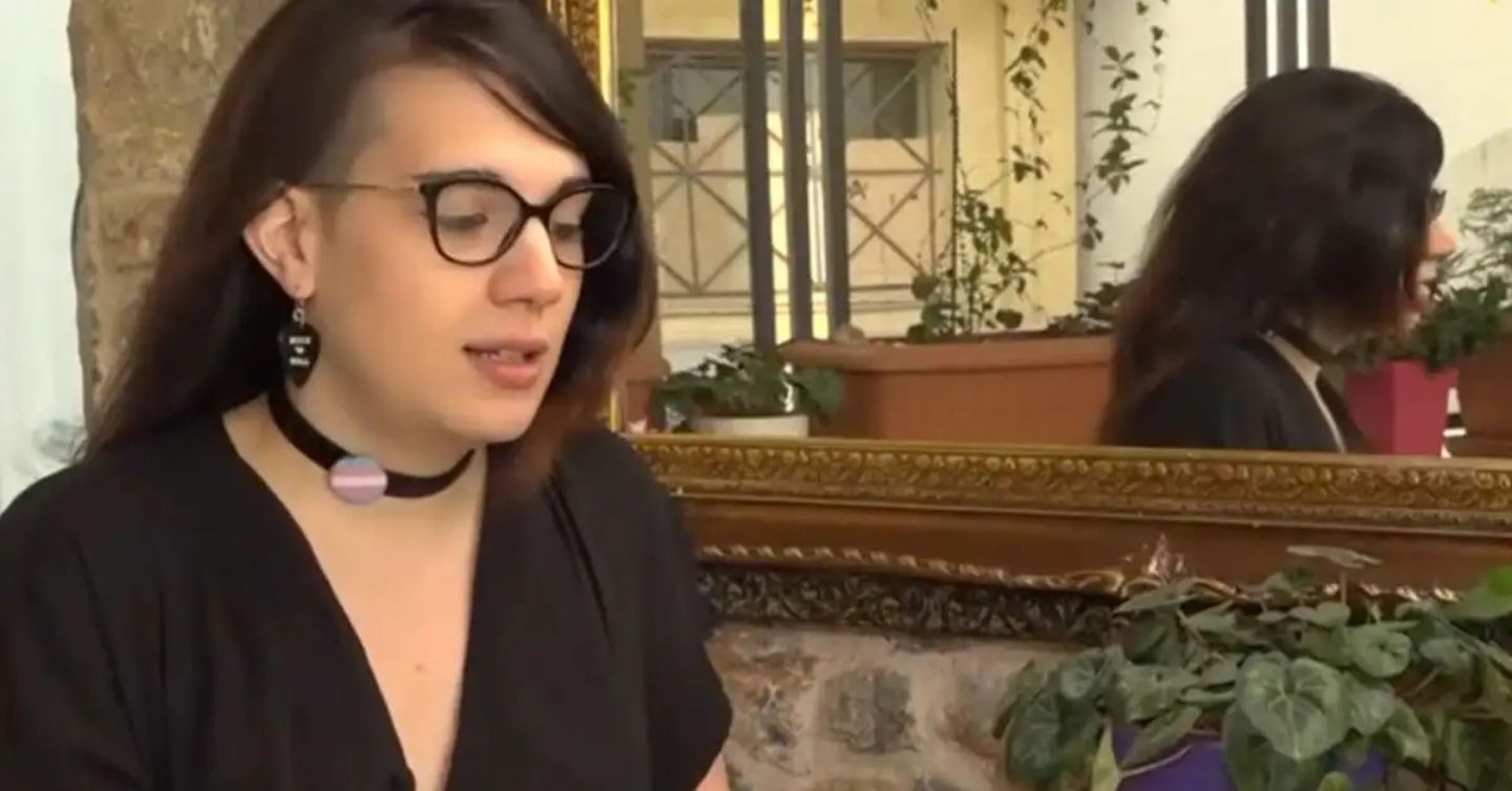 Η Ηλέκτρα Ρώμη Δόχτση, μόλις 26 ετών, γράφει ιστορία στην ελληνική πολιτική σκηνή ως η πρώτη τρανς γυναίκα πρόεδρος ελληνικού κόμματος