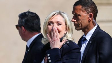 Η γαλλική πολιτική σκηνή ξαναζεί το ίδιο γνωστό θρίλερ: ένας πρωθυπουργός υπό ομηρεία, ένα κοινοβούλιο σε εμπρηστική διάθεση και