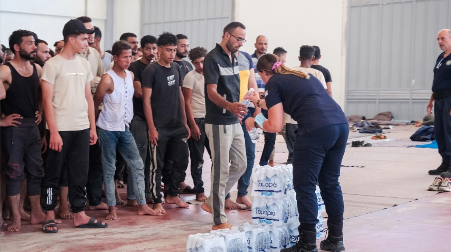 Σε μια προσπάθεια να μειωθεί η πίεση που ασκείται στην Κρήτη λόγω της αυξημένης μεταναστευτικής ροής, οι αρχές έχουν προχωρήσει στη μαζική