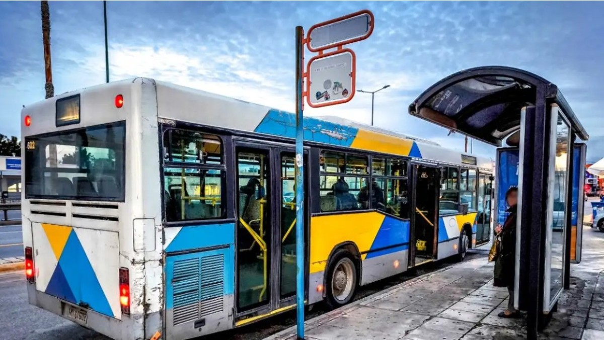 Ένα αστικό λεωφορείο, για άγνωστο μέχρι στιγμής λόγο, βρέθηκε εκτός ελέγχου και «καρφώθηκε» με σφοδρότητα σε ταβέρνα που βρίσκεται