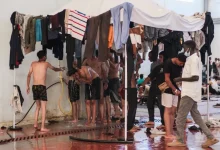 Σε βεντέτα χωρίς… σασμό έχει μετατραπεί η διένεξη ανάμεσα στον υπουργό Μετανάστευσης και Ασύλου και τους τοπικούς άρχοντες στην Κρήτη.