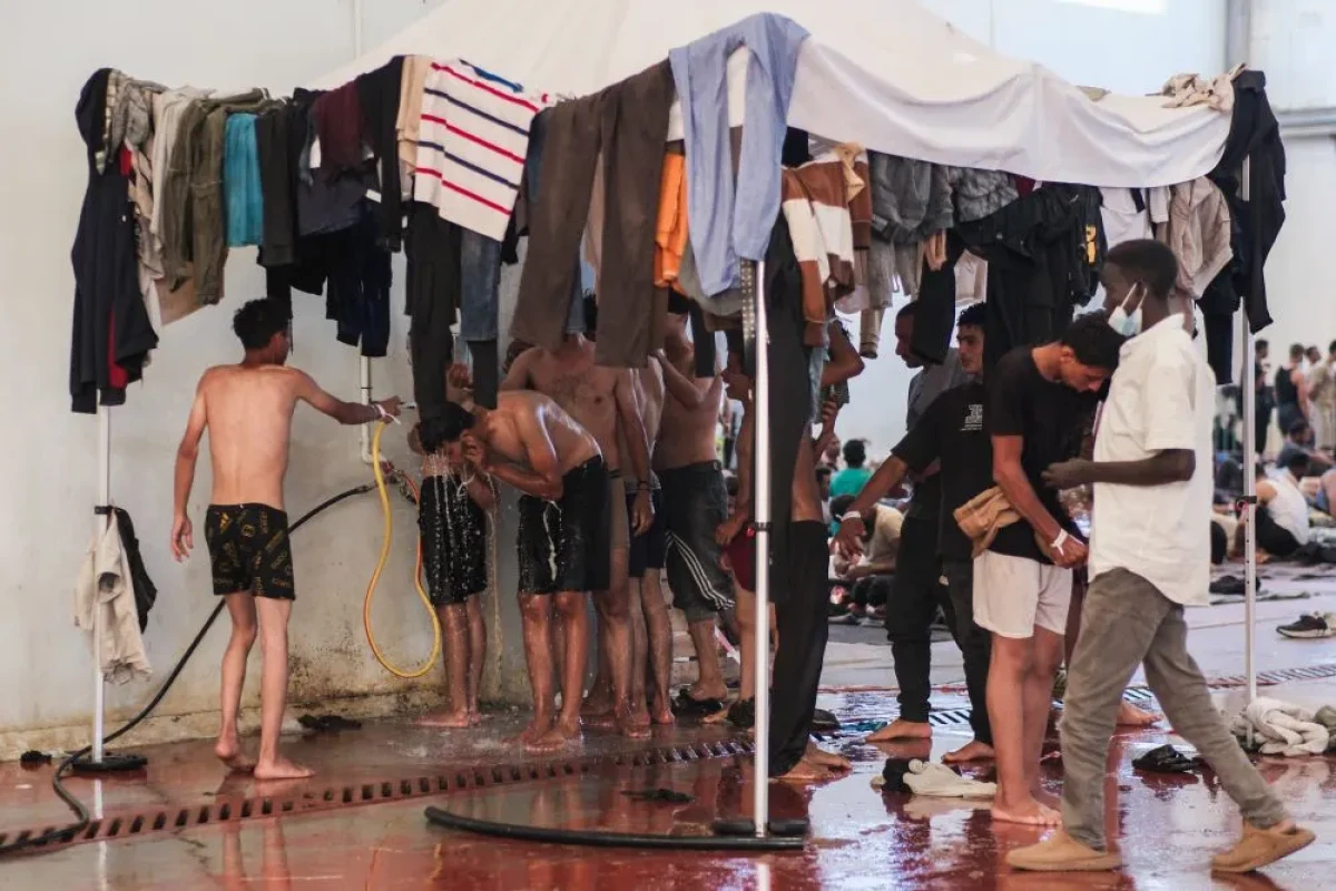 Σε βεντέτα χωρίς… σασμό έχει μετατραπεί η διένεξη ανάμεσα στον υπουργό Μετανάστευσης και Ασύλου και τους τοπικούς άρχοντες στην Κρήτη.