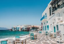 Η Μύκονος, άλλοτε κορωνίδα του ελληνικού τουρισμού και σύμβολο πολυτέλειας, καταρρέει για τρίτη συνεχόμενη χρονιά, βλέποντας