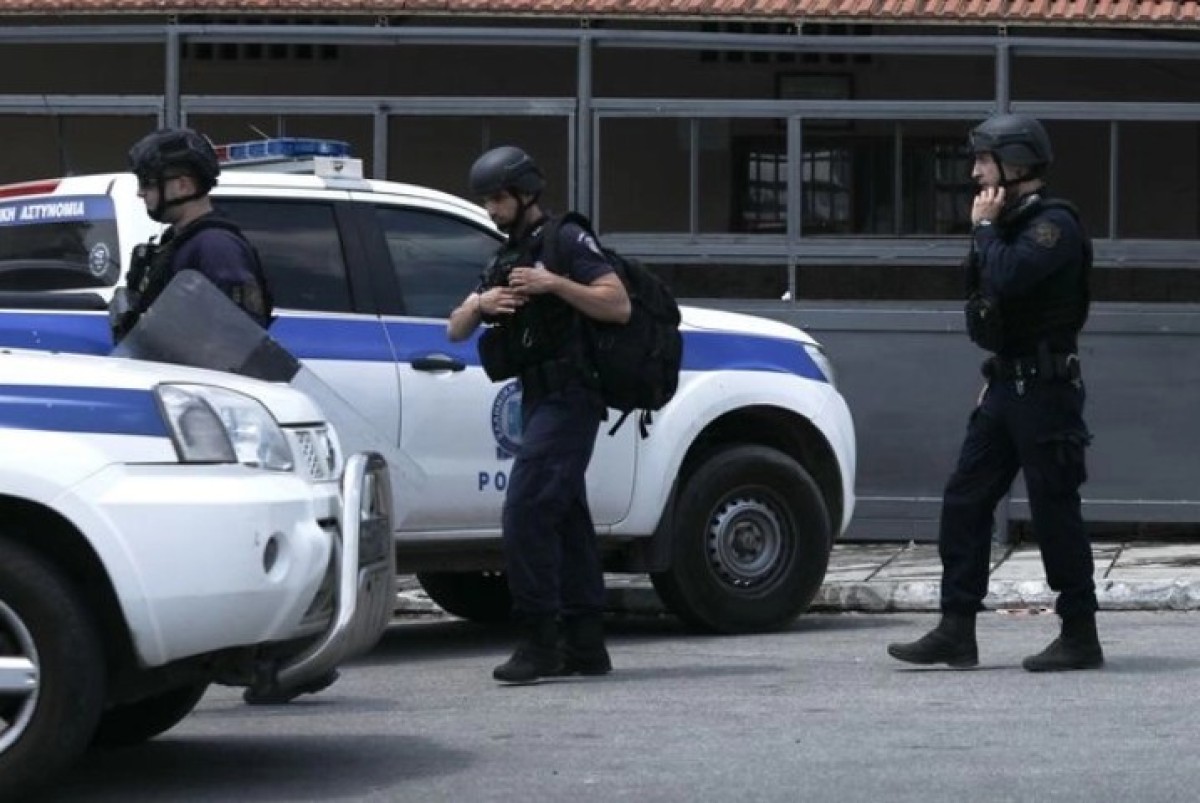 Σε εξέλιξη βρίσκεται μια από τις πιο συντονισμένες και κρίσιμες επιχειρήσεις της Δίωξης Ναρκωτικών στο λιμάνι του Πειραιά, με στόχο την