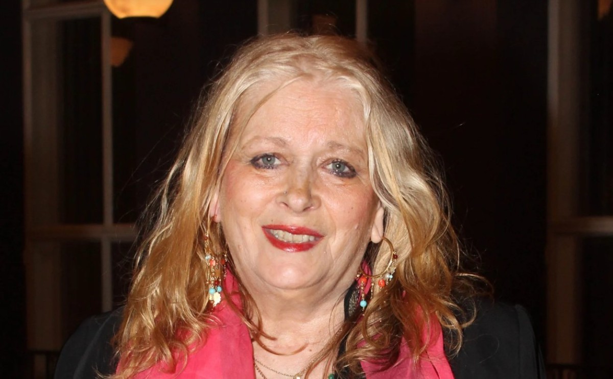 Μία από τις πιο λαμπερές μορφές του ελληνικού θεάτρου και κινηματογράφου, η εμβληματική Νόρα Βαλσάμη, ανοίγει την καρδιά της