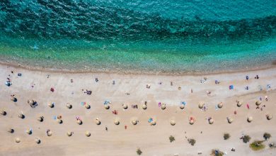 Ρεκόρ στον τουρισμό – ρεκόρ και στην ανέχεια. Οι αφίξεις σπάνε κάθε προηγούμενο ρεκόρ και η κυβέρνηση θριαμβολογεί για τα τουριστικά