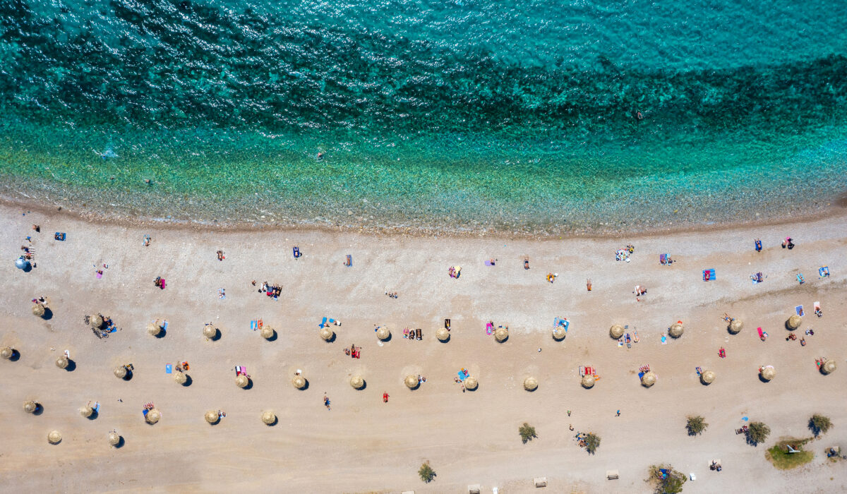 Ρεκόρ στον τουρισμό – ρεκόρ και στην ανέχεια. Οι αφίξεις σπάνε κάθε προηγούμενο ρεκόρ και η κυβέρνηση θριαμβολογεί για τα τουριστικά