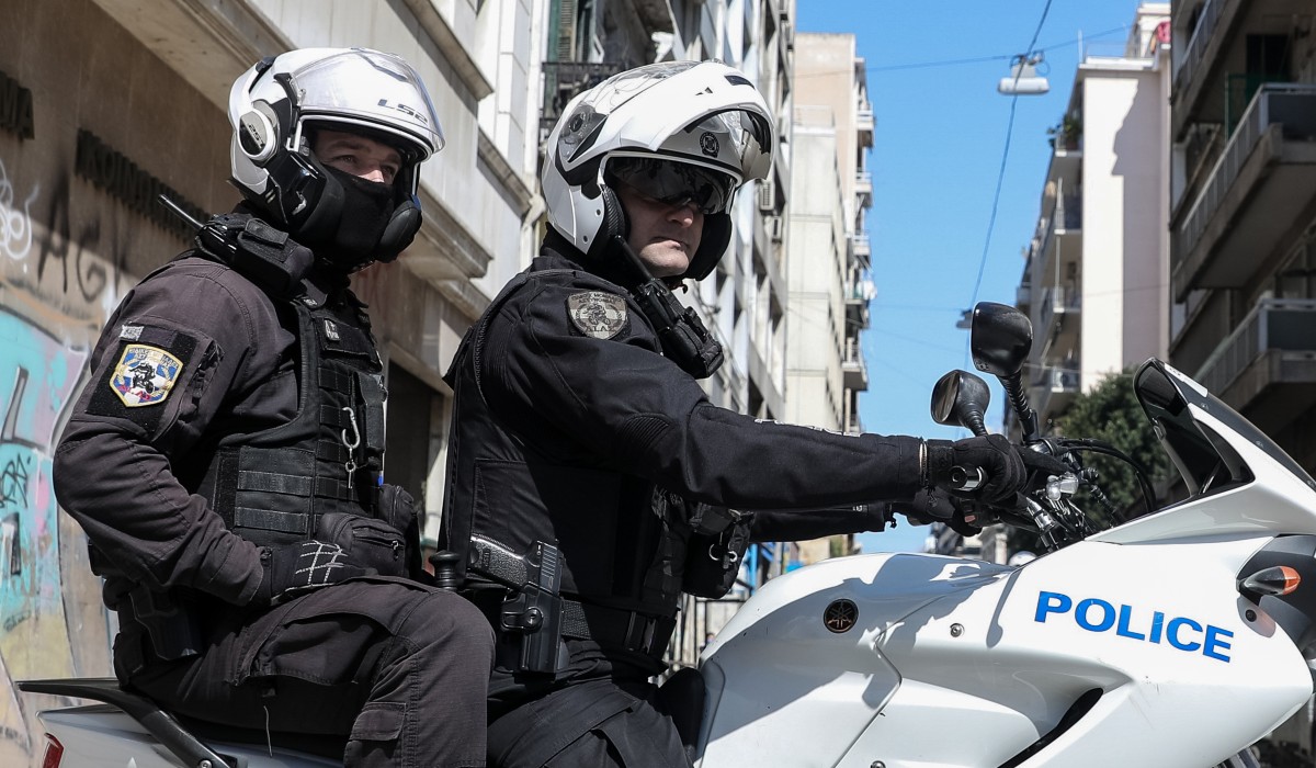 Σκηνές από ταινία εκτυλίχθηκαν τα ξημερώματα σε κατάστημα OPAP PLAY στο Μενίδι, όταν δύο ένοπλοι δράστες βρέθηκαν παγιδευμένοι σαν τα