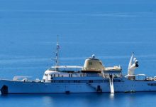 Μια εντυπωσιακή νότα πολυτέλειας και ιστορικής βαρύτητας κοσμεί αυτές τις μέρες τον κόλπο της Αρβανιτιάς στο Ναύπλιο.