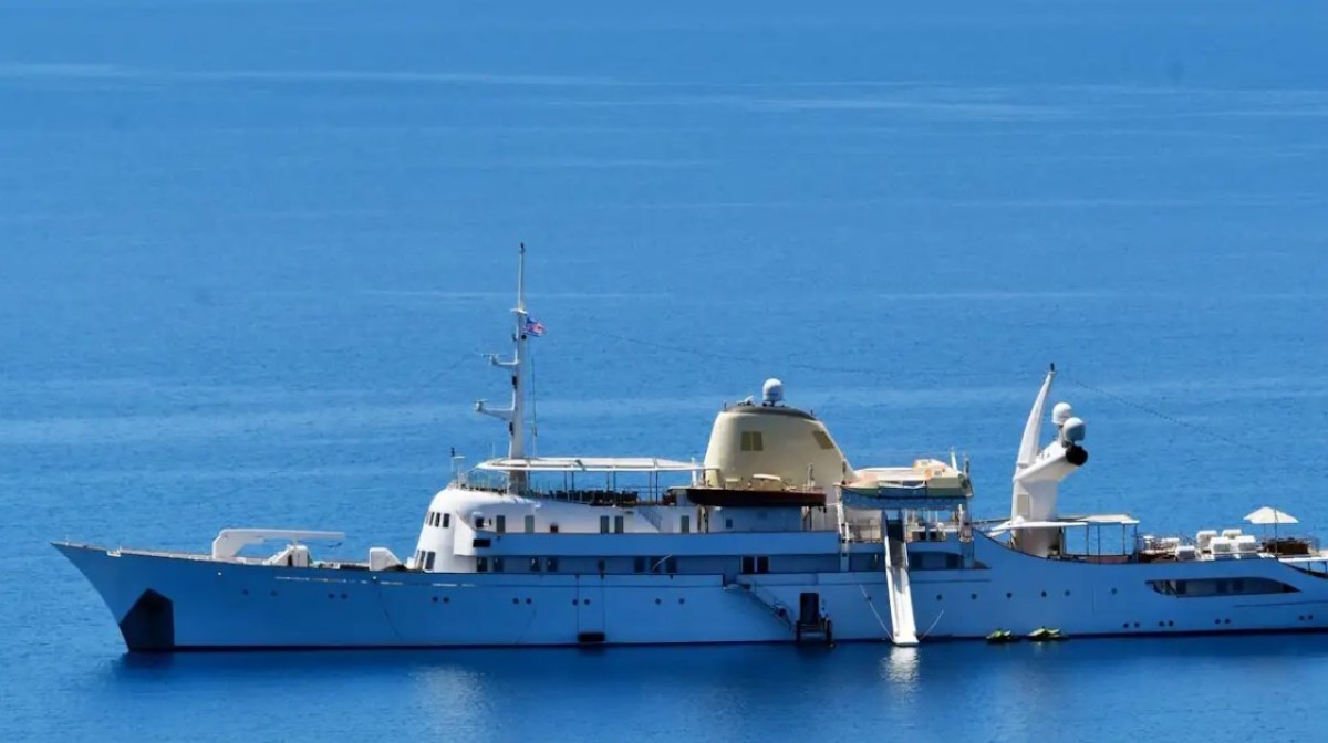 Μια εντυπωσιακή νότα πολυτέλειας και ιστορικής βαρύτητας κοσμεί αυτές τις μέρες τον κόλπο της Αρβανιτιάς στο Ναύπλιο.