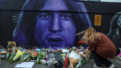 Χιλιάδες πιστοί οπαδοί του Όζι Όσμπορν έχουν συγκεντρωθεί στους δρόμους του Μπέρμιγχαμ, φορώντας με υπερηφάνεια μπλουζάκια