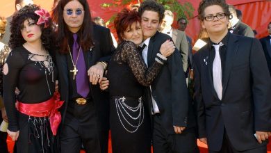 Από την αποθέωση στη σκηνή, στα σκοτεινά υπόγεια του μυαλού του: Ο Όζι Όζμπορν «έφυγε» στα 76 του, αφήνοντας πίσω του έναν γάμο