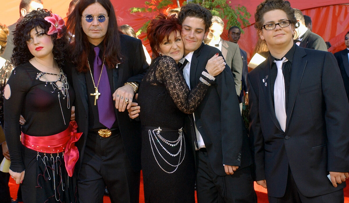 Από την αποθέωση στη σκηνή, στα σκοτεινά υπόγεια του μυαλού του: Ο Όζι Όζμπορν «έφυγε» στα 76 του, αφήνοντας πίσω του έναν γάμο