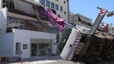 Ένα σοβαρό περιστατικό σημειώθηκε το πρωί της Παρασκευής στην οδό Αρκαδίου στο Περιστέρι, όταν ένας ανυψωτικός γερανός κατέρρευσε