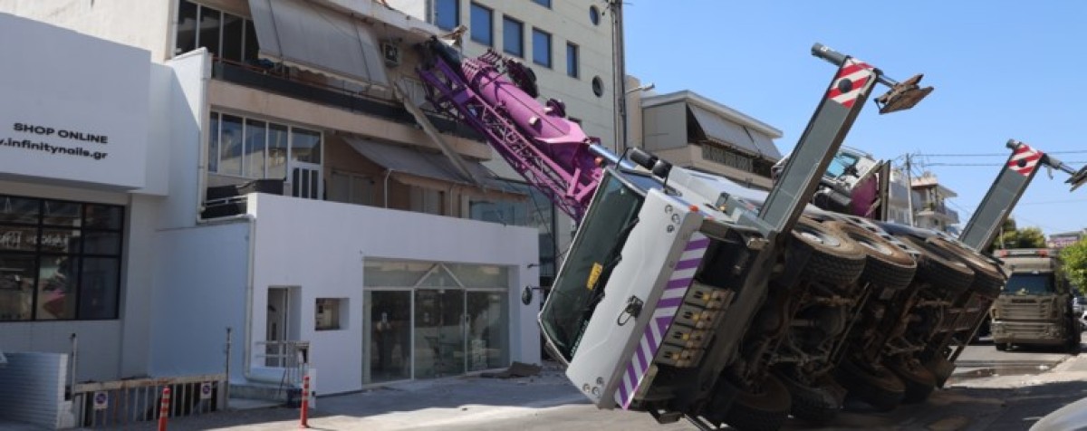 Ένα σοβαρό περιστατικό σημειώθηκε το πρωί της Παρασκευής στην οδό Αρκαδίου στο Περιστέρι, όταν ένας ανυψωτικός γερανός κατέρρευσε