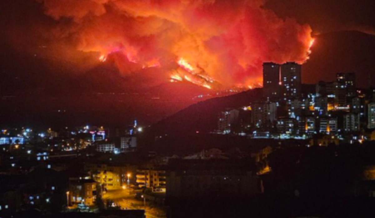 Σκηνές καταστροφής εκτυλίσσονται στην Τουρκία, με την πυρκαγιά στην ευρύτερη περιοχή της Προύσας να παίρνει ανεξέλεγκτες διαστάσεις
