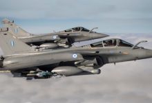 Τέσσερις πολίτες κινεζικής υπηκοότητας συνελήφθησαν στην περιοχή της Τανάγρας, κατηγορούμενοι για τη λήψη φωτογραφιών στρατιωτικών