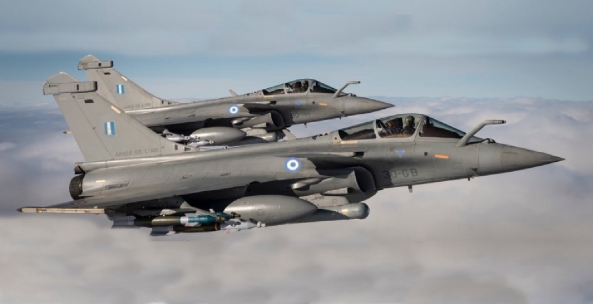 Τέσσερις πολίτες κινεζικής υπηκοότητας συνελήφθησαν στην περιοχή της Τανάγρας, κατηγορούμενοι για τη λήψη φωτογραφιών στρατιωτικών