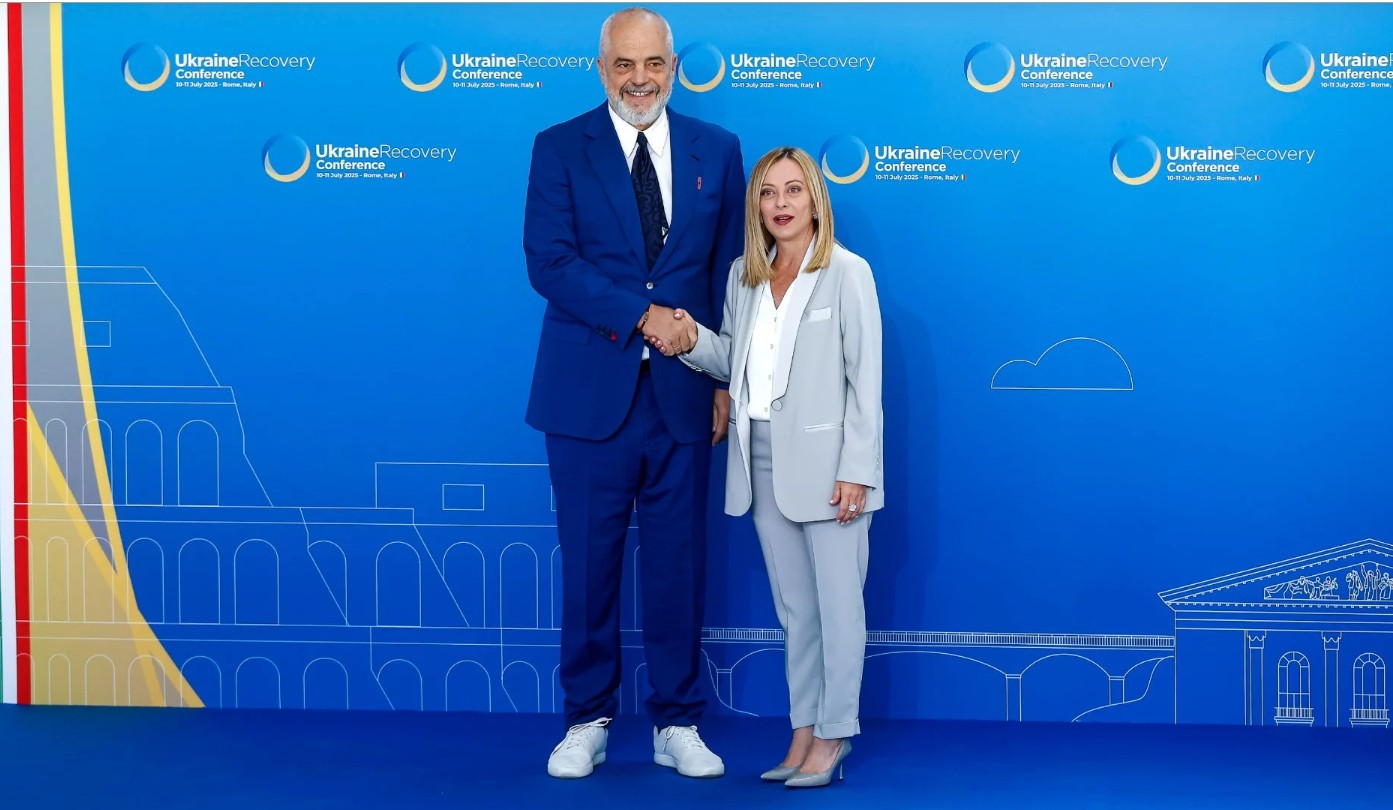 Ο Αλβανός πρωθυπουργός Έντι Ράμα επιδόθηκε ξανά στο ίδιο αμφιλεγόμενο σόου, γονατίζοντας μπροστά στην Ιταλίδα ομόλογό του