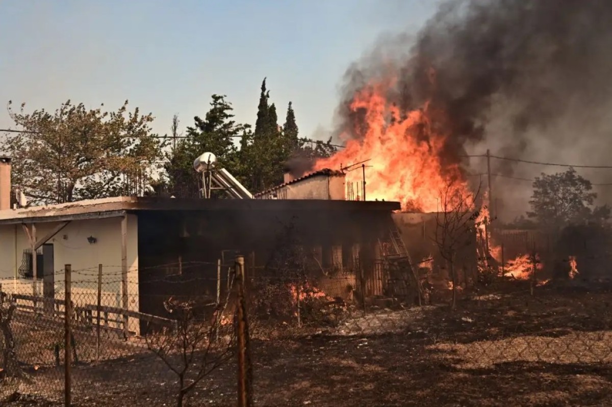 Πυκνοί καπνοί έχουν καλύψει μεγάλο μέρος της Αττικής, ενώ εκρήξεις ακούγονται σε βιομηχανικές εγκαταστάσεις της περιοχής, προκαλώντας