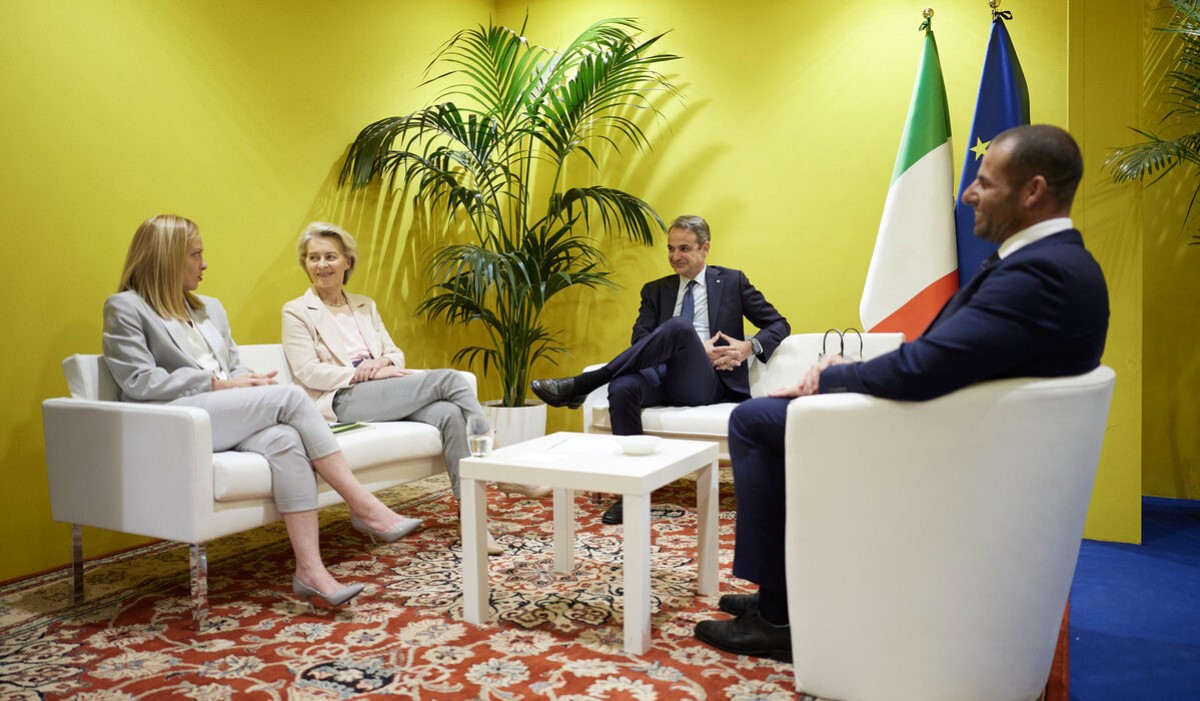 «Πρωτοφανές διπλωματικό φιάσκο» χαρακτηρίζεται πλέον η απόπειρα της Ευρωπαϊκής Ένωσης να προσεγγίσει τον Χαλίφα Χαφτάρ, που εξελίχθηκε