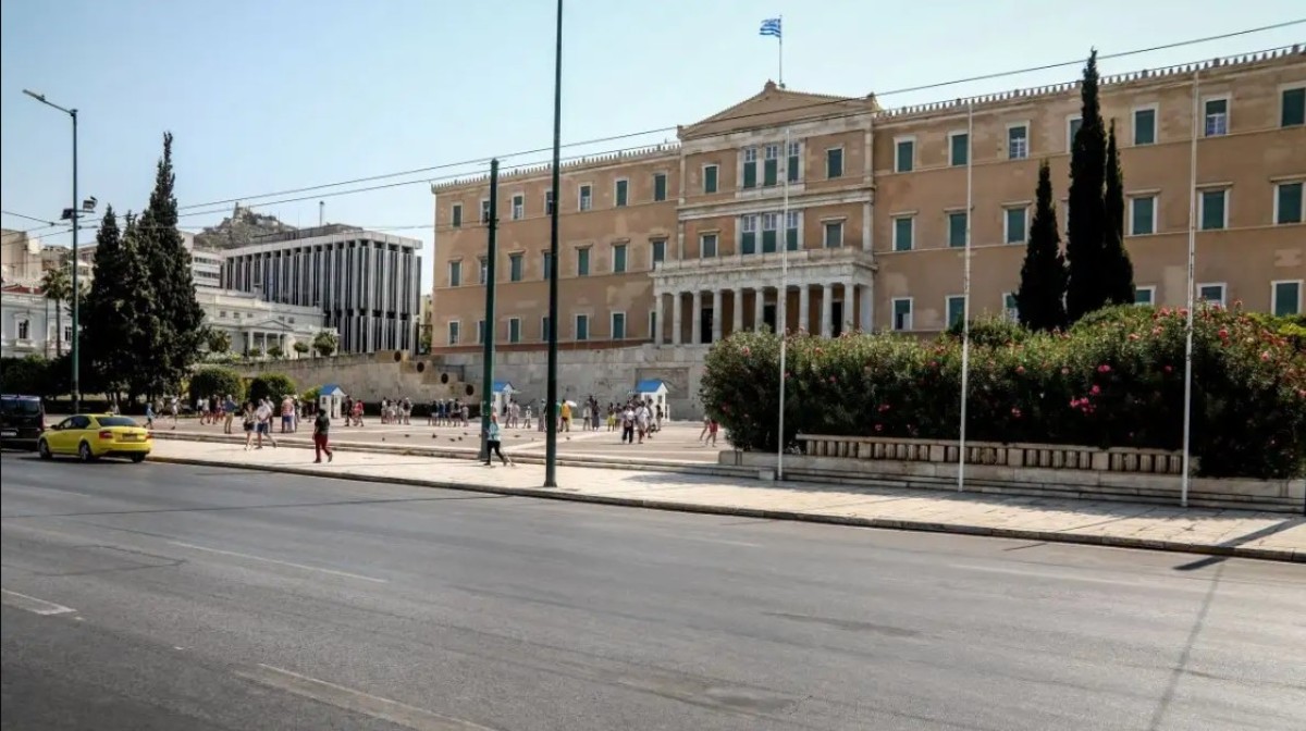 Η καρδιά της πρωτεύουσας χτυπά… αχνά. Η σημερινή Κυριακή, έδωσε στην Αθήνα την όψη που συνήθως συναντά κανείς στην καρδιά του