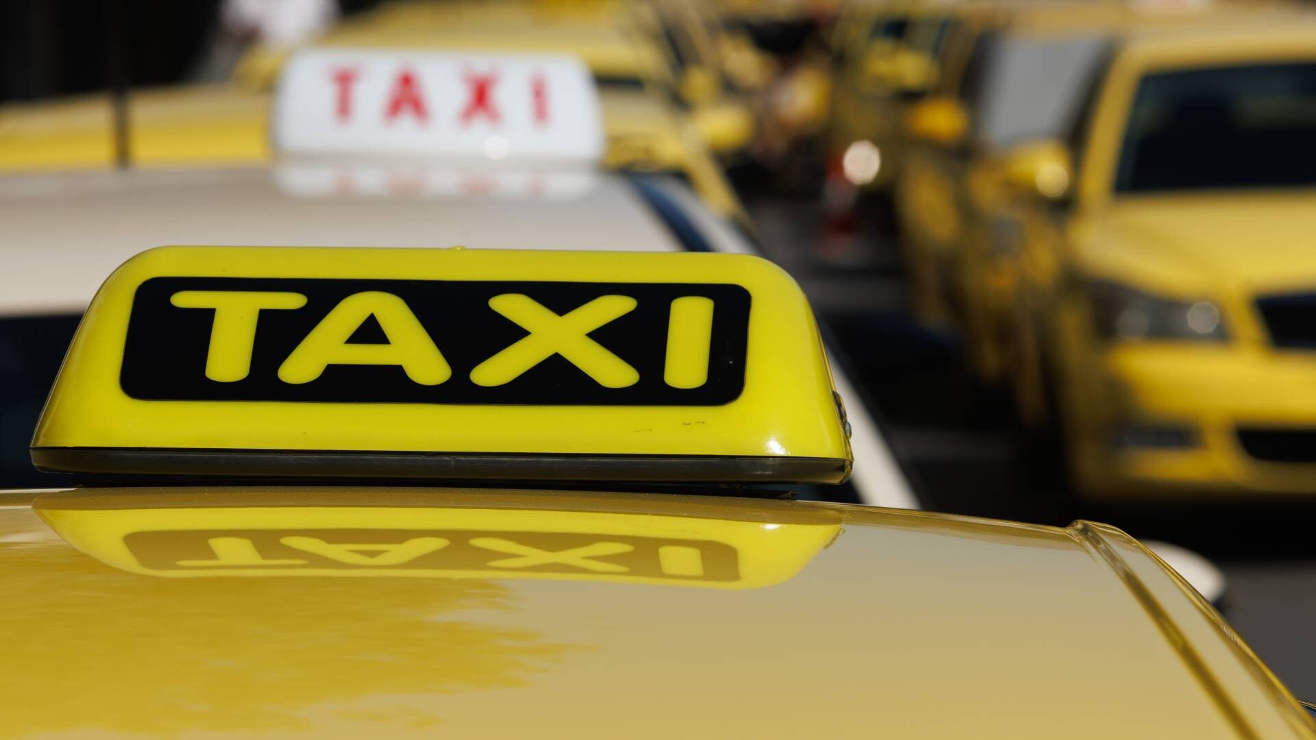 Οδηγός ταξί χωρίς άδεια χρέωσε 310 ευρώ για τη διαδρομή “Ελ. Βενιζέλος” – Σύνταγμα – Βρήκαν και το ταξίμετρο χαλασμένο