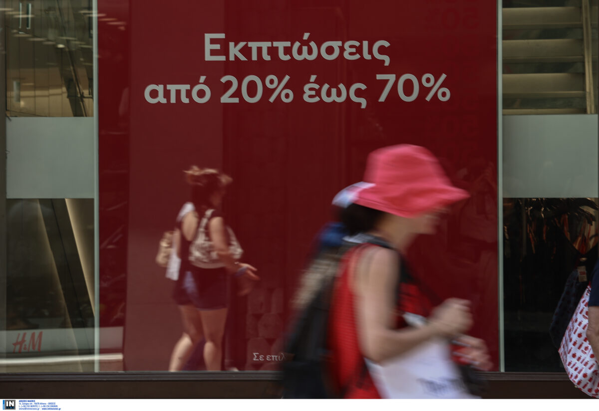 Πρώτη μέρα σήμερα για τις θερινές εκπτώσεις – και η αγορά φαίνεται να κινείται. Παρά τον καύσωνα, καταναλωτές και τουρίστες κατέκλυσαν