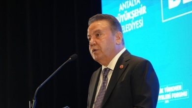 Η κυβέρνηση Ερντογάν στην Τουρκία έπαυσε τον δήμαρχο της Αττάλειας Μουχιτίν Μποτσέκ (εμφανίζεται στην εικόνα πάνω από το τουρκικό πρακτορείο