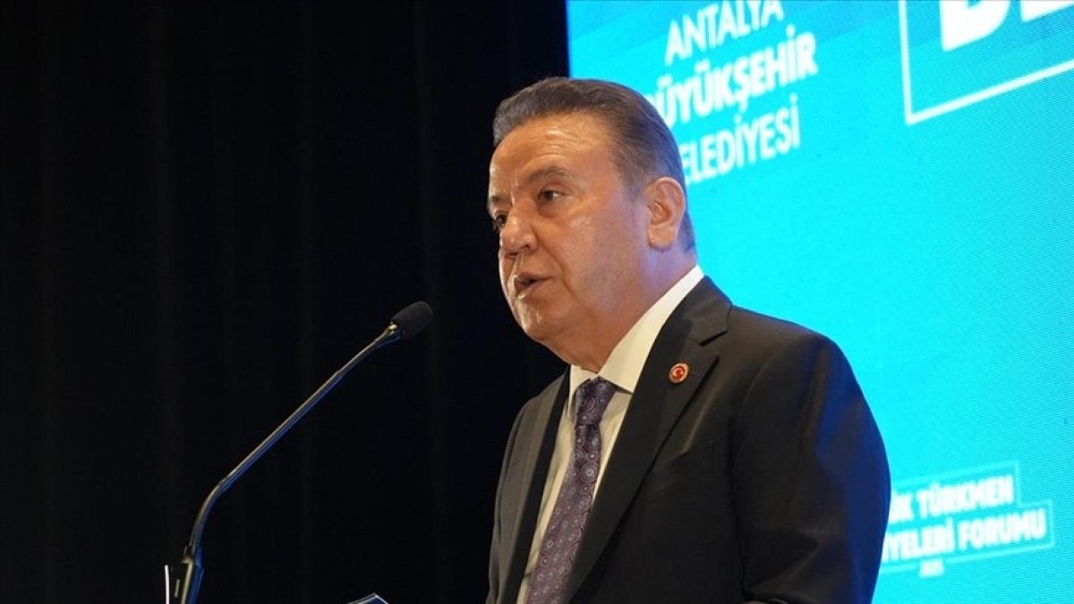 Η κυβέρνηση Ερντογάν στην Τουρκία έπαυσε τον δήμαρχο της Αττάλειας Μουχιτίν Μποτσέκ (εμφανίζεται στην εικόνα πάνω από το τουρκικό πρακτορείο