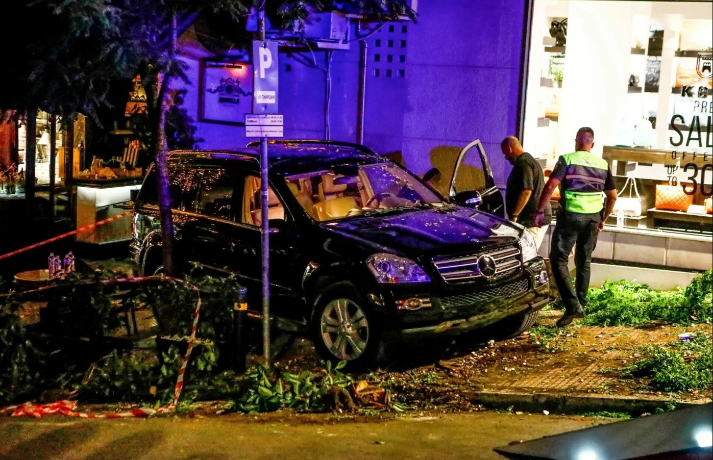 Σοκαριστικές εικόνες έρχονται στο φως από την καρδιά του Κολωνακίου, αποτυπώνοντας καρέ-καρέ τη φονική πορεία ενός πολυτελούς SUV