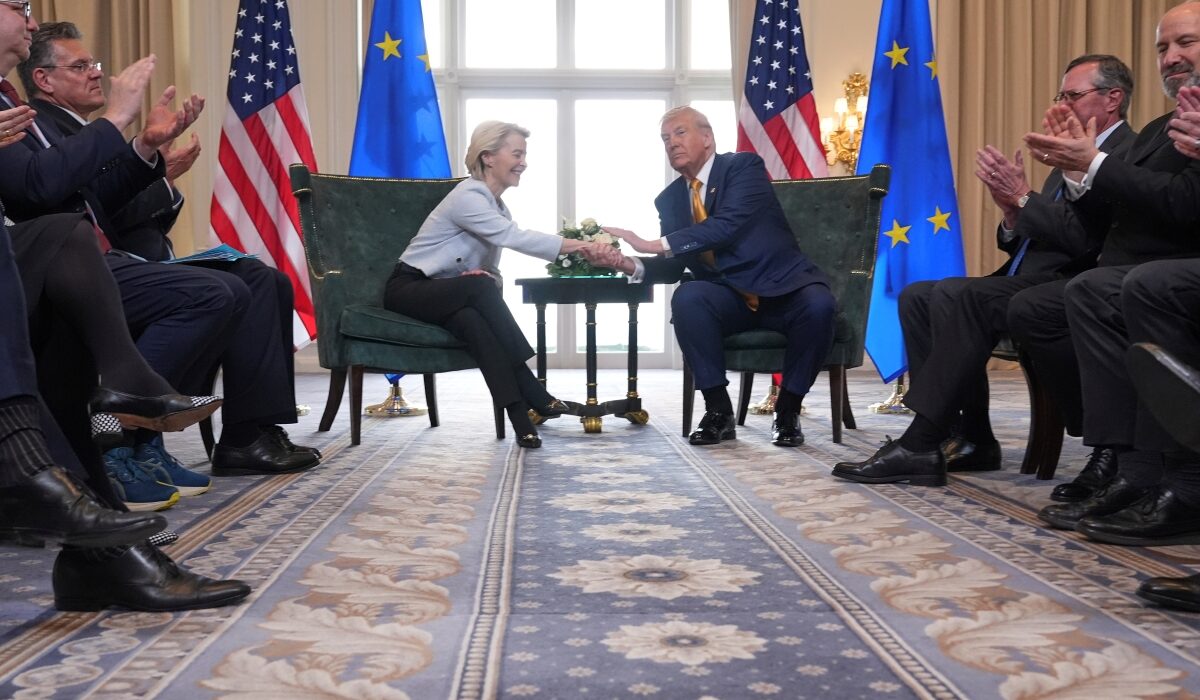 Η πρόσφατη εμπορική συμφωνία μεταξύ Ηνωμένων Πολιτειών και Ευρωπαϊκής Ένωσης, η οποία υπεγράφη στο γκολφ κλαμπ του Ντόναλντ