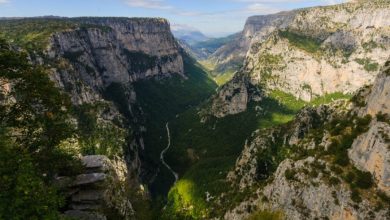 Σε εξέλιξη είναι επιχείρηση διάσωσης γυναίκας η οποία είναι χωρίς τις αισθήσεις της στο φαράγγι του Βίκου στα Ιωάννινα.