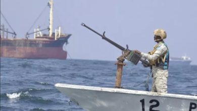 Ένα εμπορικό πλοίο ελληνικών συμφερόντων δέχθηκε συντονισμένη επίθεση στην Ερυθρά Θάλασσα, νοτιοδυτικά της Χοντέιντα στην Υεμένη