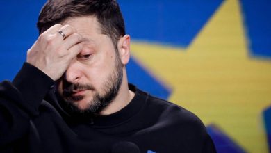 Η σύμβαση του Βολοντίμιρ Ζελένσκι με την ιστορία δείχνει να πλησιάζει στη λήξη της. Ο μέχρι πρότινος «ήρωας» της Δύσης μετατρέπεται ταχέως