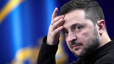 Το πολιτικό μέλλον του Βολοντίμιρ Ζελένσκι φαίνεται να κρέμεται από μια λεπτή κλωστή, καθώς το κλίμα στη Δύση μεταβάλλεται ραγδαία