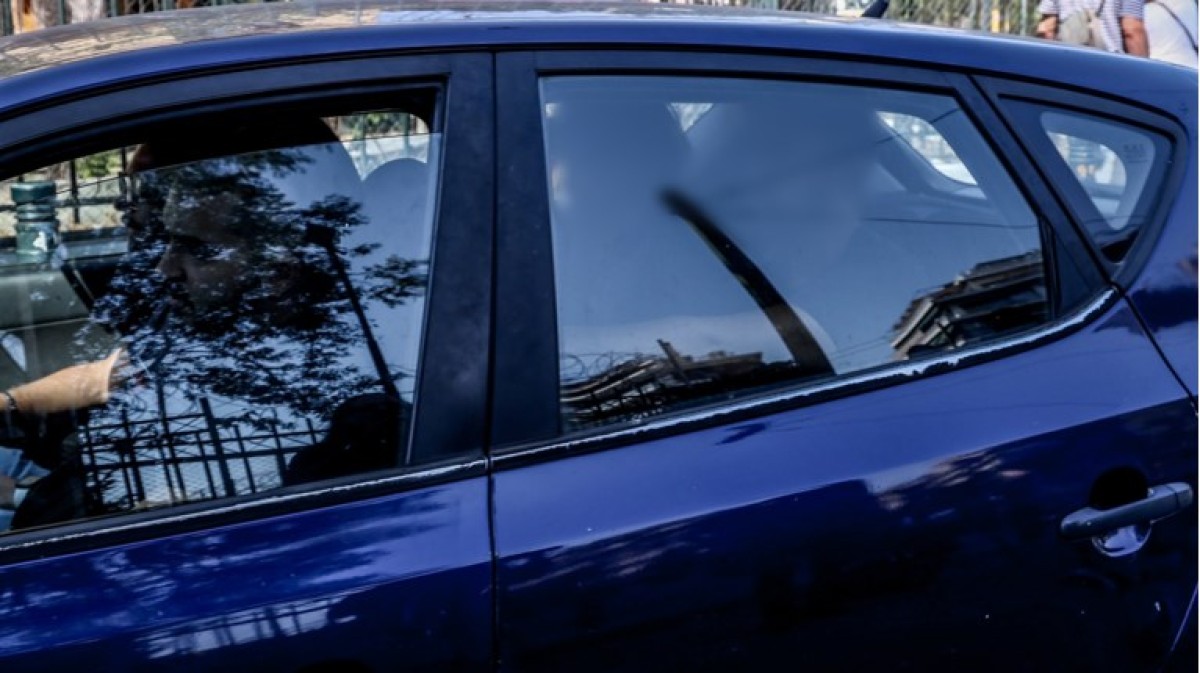 Στην Ευελπίδων έφτασε λίγα λεπτά πριν τις 11:00 το πρωί της Τρίτης ο 28χρονος δράστης της γυναικοκτονίας σε είσοδο πολυκατοικίας στο Χαλάνδρι