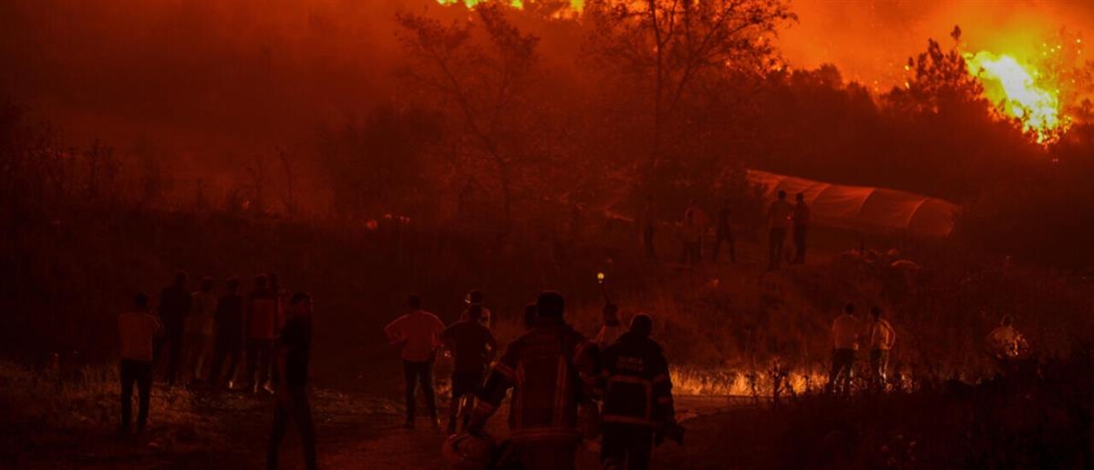 Σοβαρή ανησυχία προκαλεί στους κατοίκους του Αιγαίου και της ανατολικής Αττικής η έντονη οσμή καμένου και το πυκνό σύννεφο καπνού