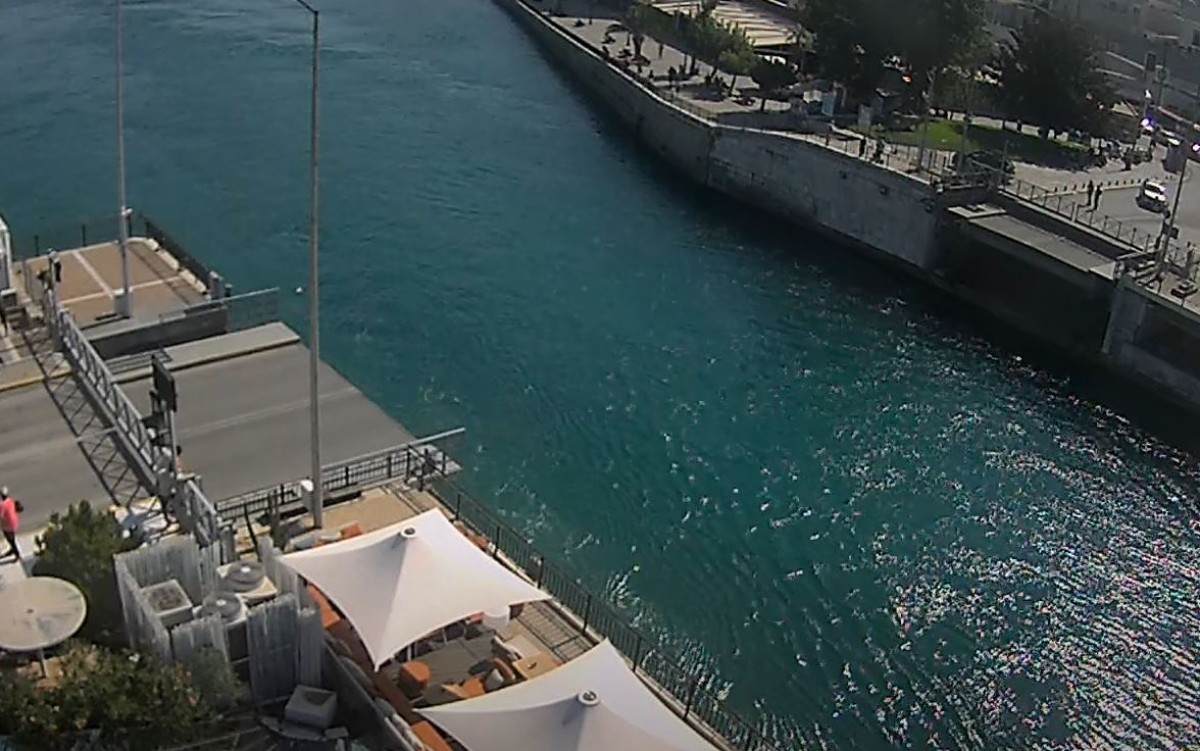 Από το βράδυ της Κυριακής (03.08.2025), η παλιά γέφυρα του Ευρίπου στη Χαλκίδα παραμένει ανοιχτή λόγω τεχνικού προβλήματος