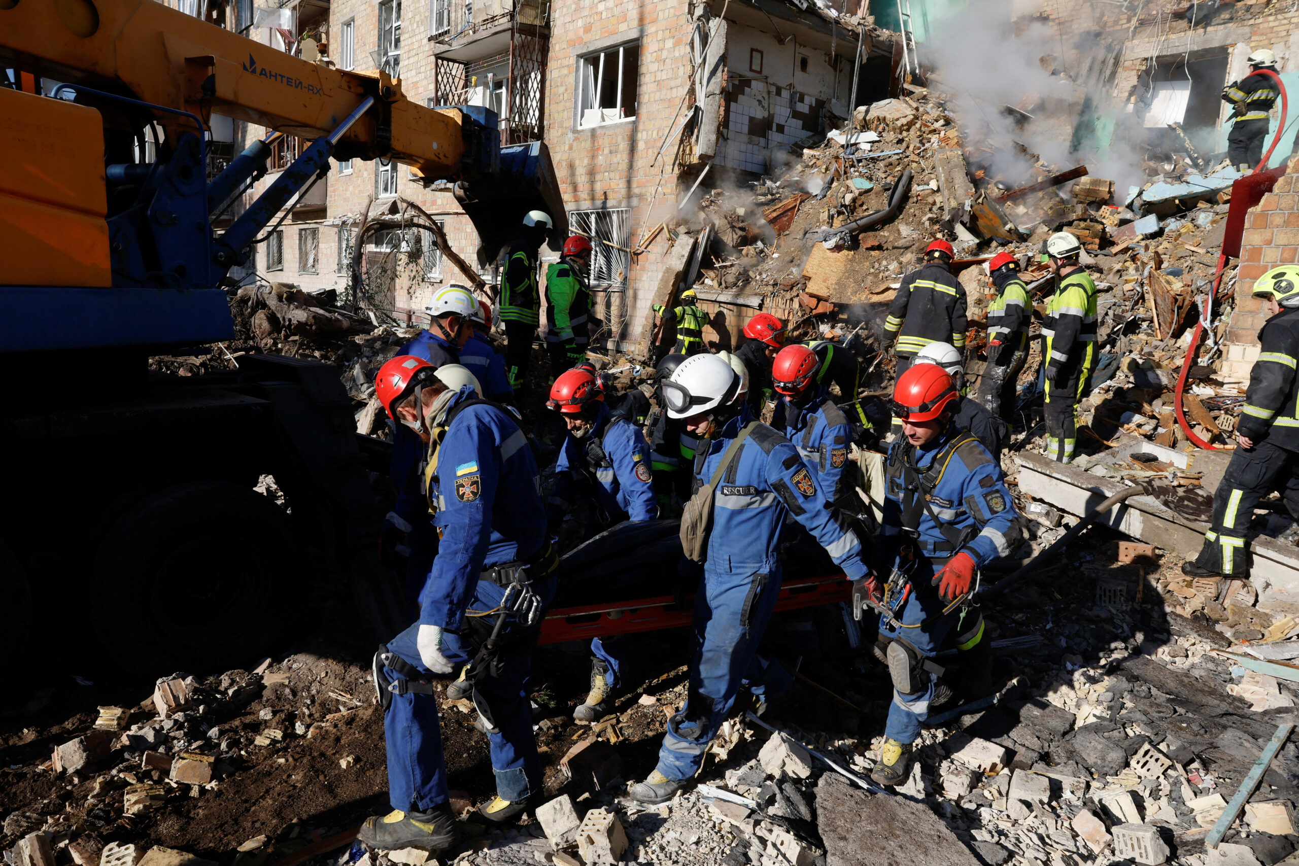 Είναι η στιγμή που οι ρωσικές βόμβες πέφτουν σαν βροχή στο Κίεβο. Οι ρωσικές βόμβες που υποτίθεται ότι χτυπούν μόνο