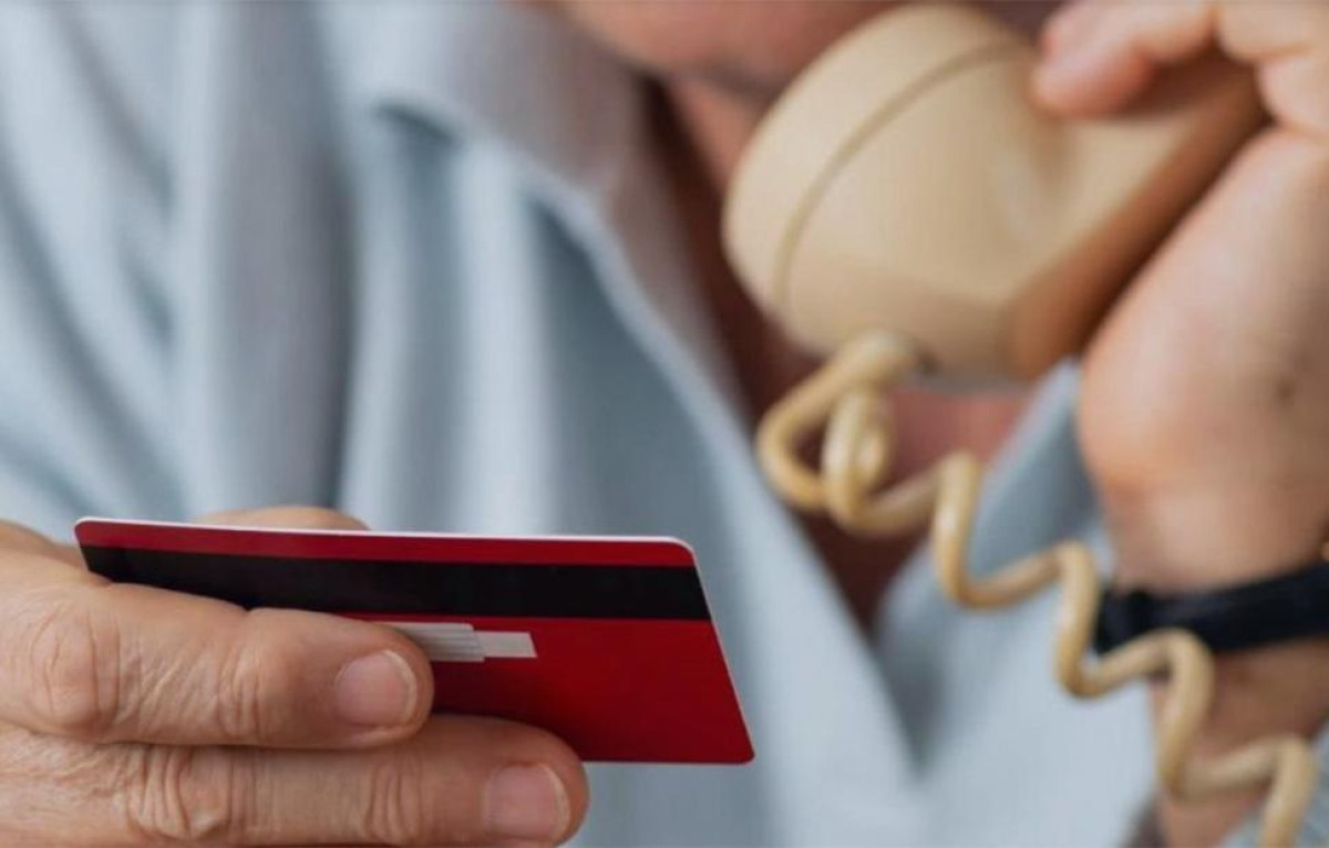 Η Ελληνική Αστυνομία εξιχνίασε επτά περιπτώσεις απάτης που φέρεται να διαπράχθηκαν από μια εγκληματική ομάδα, τα μέλη της οποίας