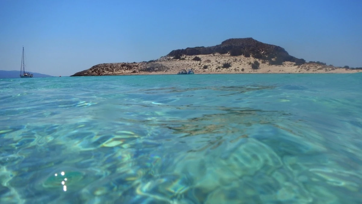 Νεκρός εντοπίστηκε ένας άνδρας, ηλικίας περίπου 60 με 65 ετών, το πρωί της Τρίτης (19/8), σε παραλία της Πάτρας προκαλώντας