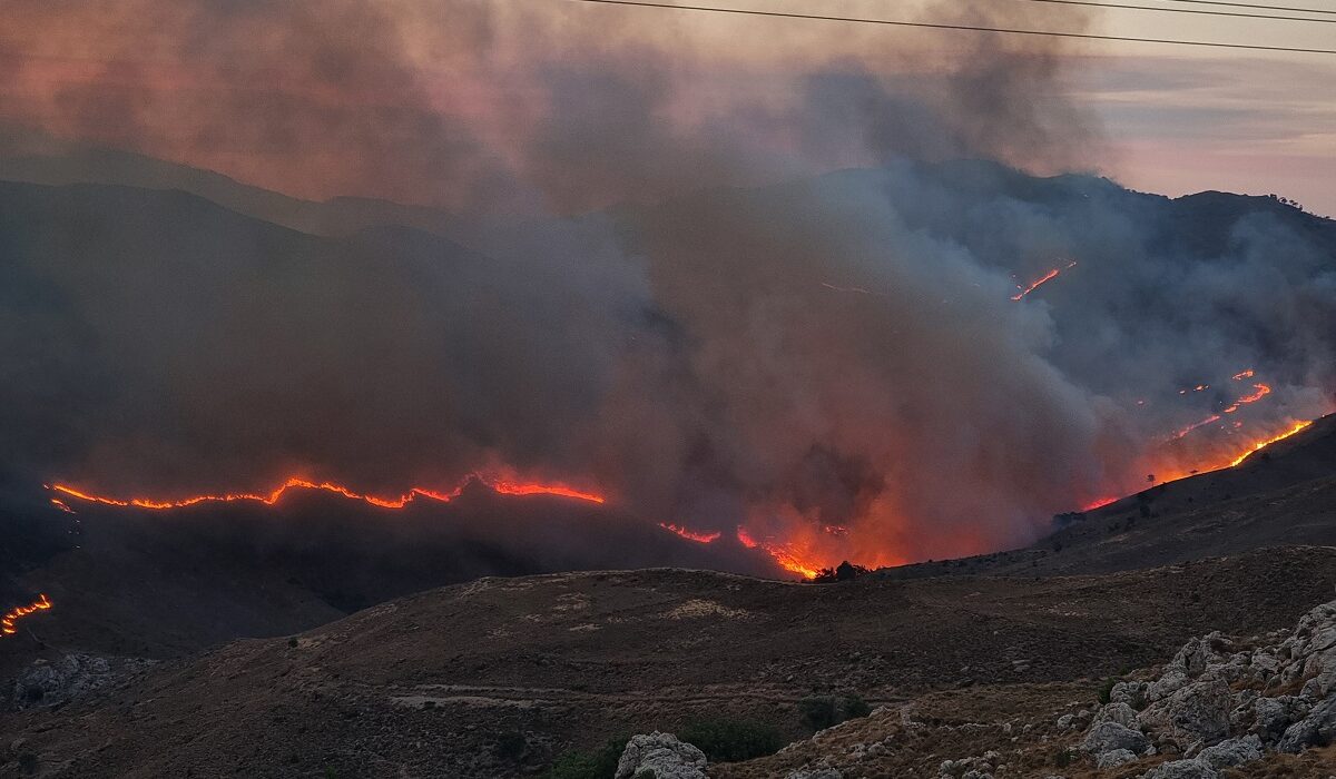 Οι τοπικοί παράγοντες της Χίου περιγράφουν την τραγική κατάσταση στο βόρειο τμήμα του νησιού, όπου η φωτιά συνεχίζει να αφήνει πίσω