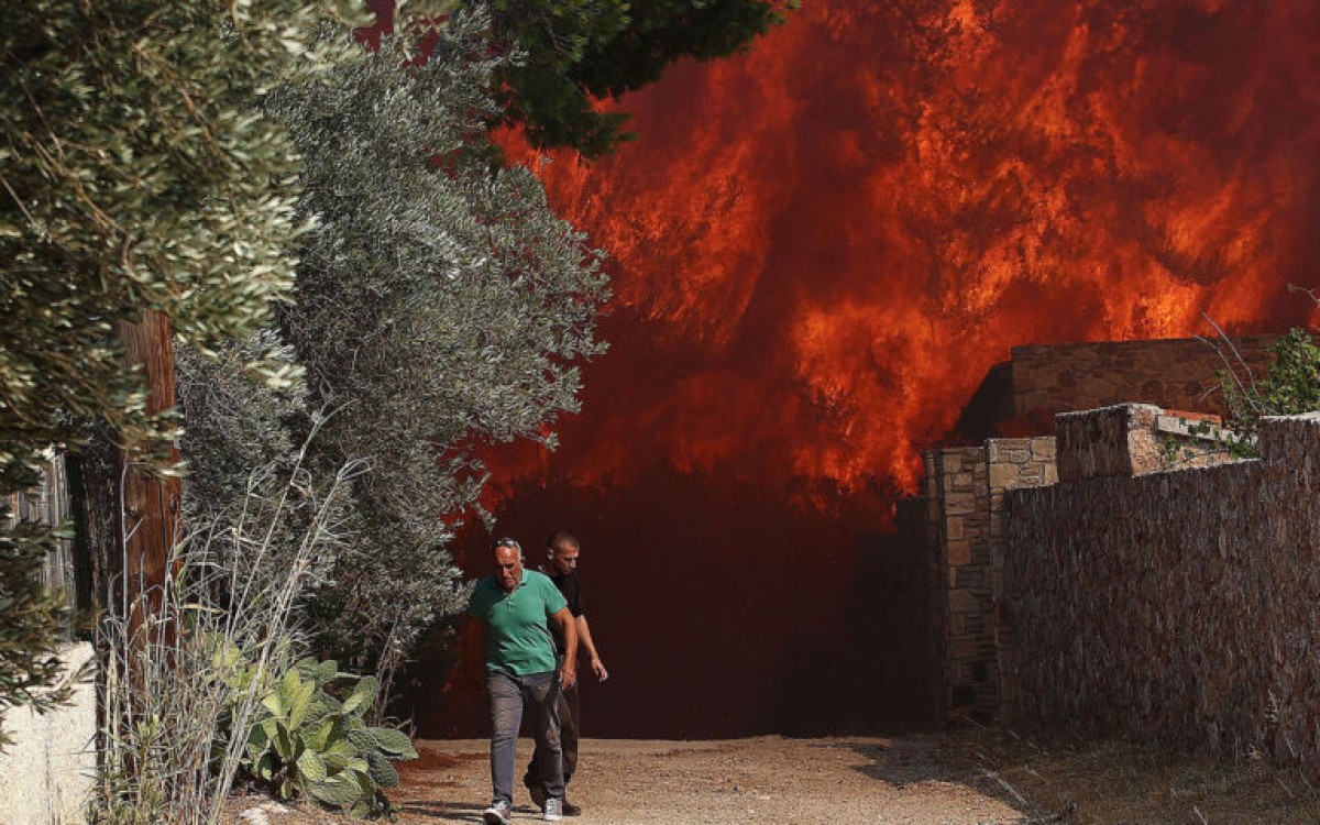 Η μεγάλη πυρκαγιά που εκδηλώθηκε το μεσημέρι της Παρασκευής στις περιοχές Μανούτσο και Μητροπίσι στην Κερατέα έχει λάβει ανεξέλεγκτες
