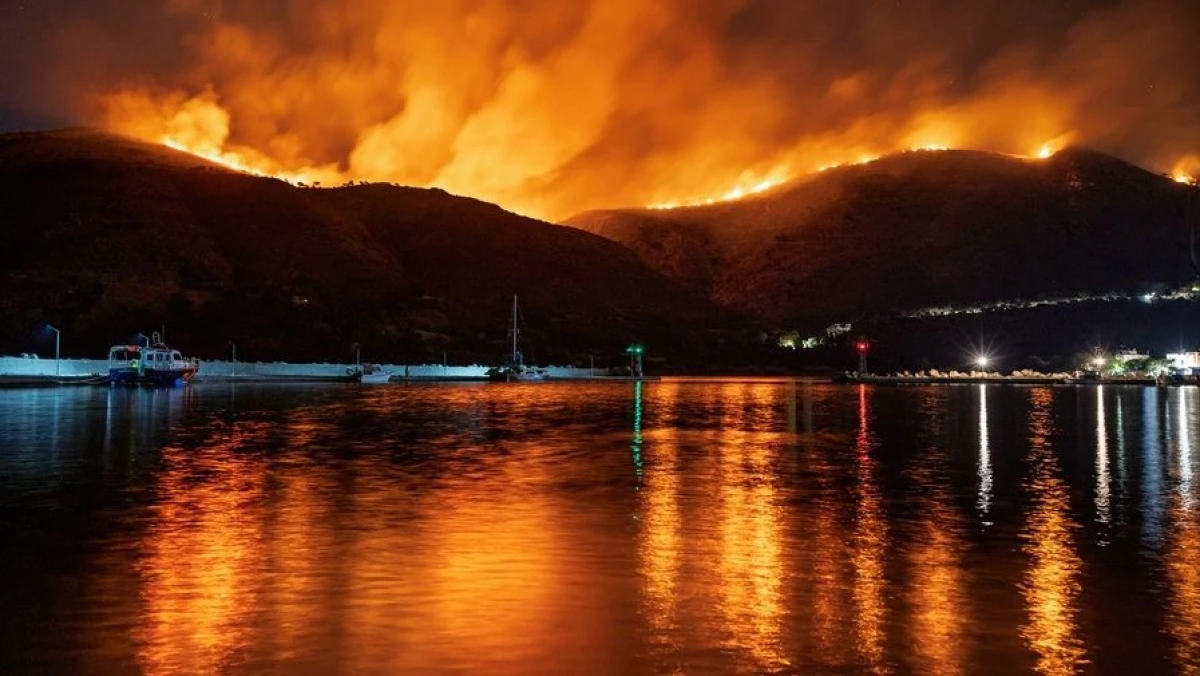 «Γροθιά στο στομάχι» είναι το σημερινό δημοσίευμα της εφημερίδας «Πολίτης Χίου», καθώς οι πυρκαγιές συνεχίζουν να καταστρέφουν
