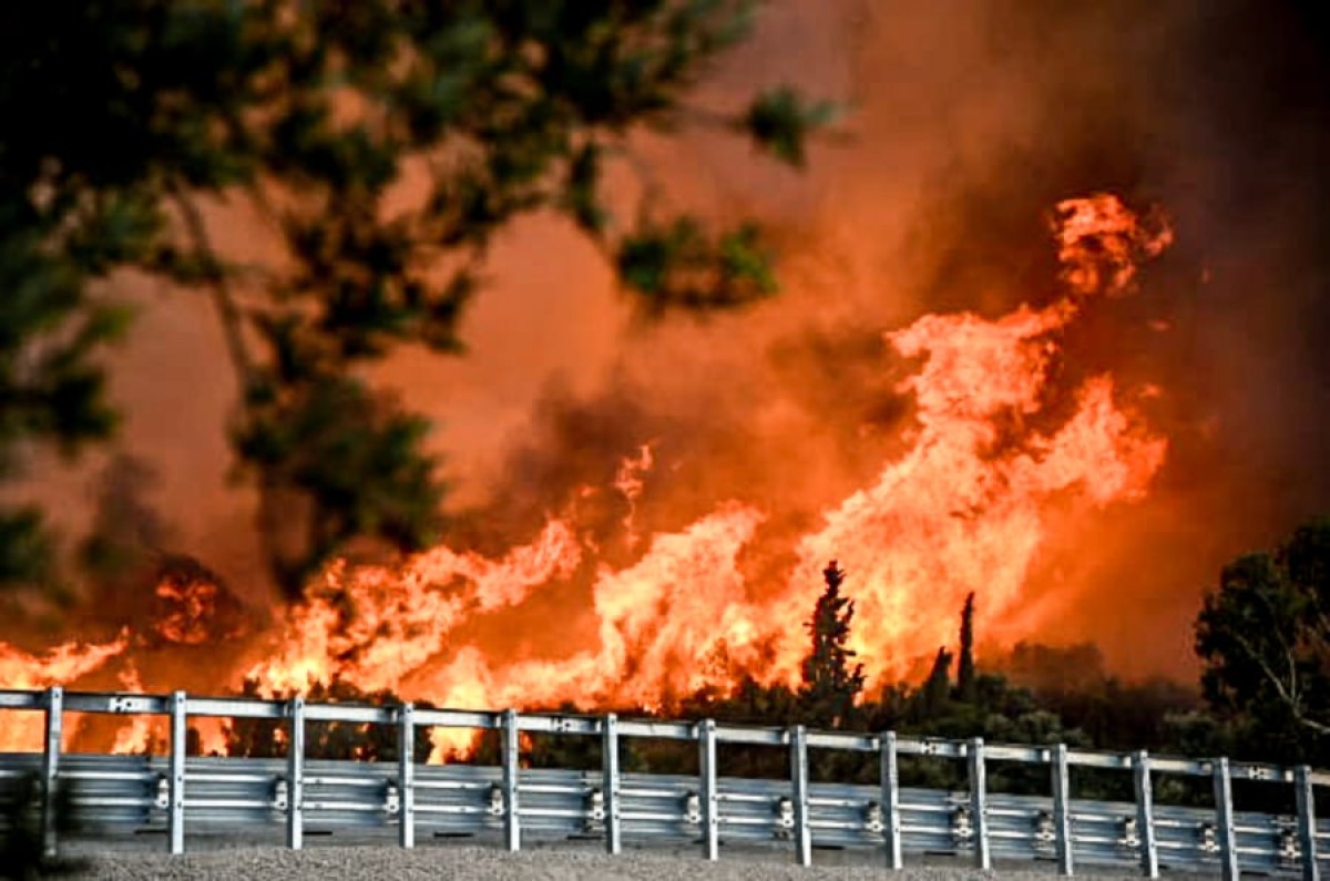 Η φωτιά που μαίνεται στην Αχαΐα συνοδεύεται από υψηλές συγκεντρώσεις επικίνδυνων αιωρούμενων σωματιδίων, σύμφωνα με τον καθηγητή